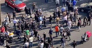 En esta imagen tomada por un individuo que no es empleado de The Associated Press y obtenida por la AP fuera de Irán, varias personas bloquean una intersección durante una marcha en conmemoración de los 40 días de la muerte de Mahsa Amini, de 22 años, cuando estaba detenida por la policía de la moral, el miércoles 26 de octubre de 2022, en Teherán, Irán. Foto: AP

