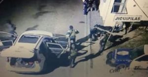 Según testimonios de algunos pobladores, las detonaciones habrían dado inicio cerca de las 10 de la noche del domingo 9 de octubre, cuando caravanas de camionetas todoterreno con sujetos armados y chalecos antibalas pasaron la caseta de cobro de la autopista que conecta a Ocozocoautla con Arriaga. Foto: Twitter vía @Culich1