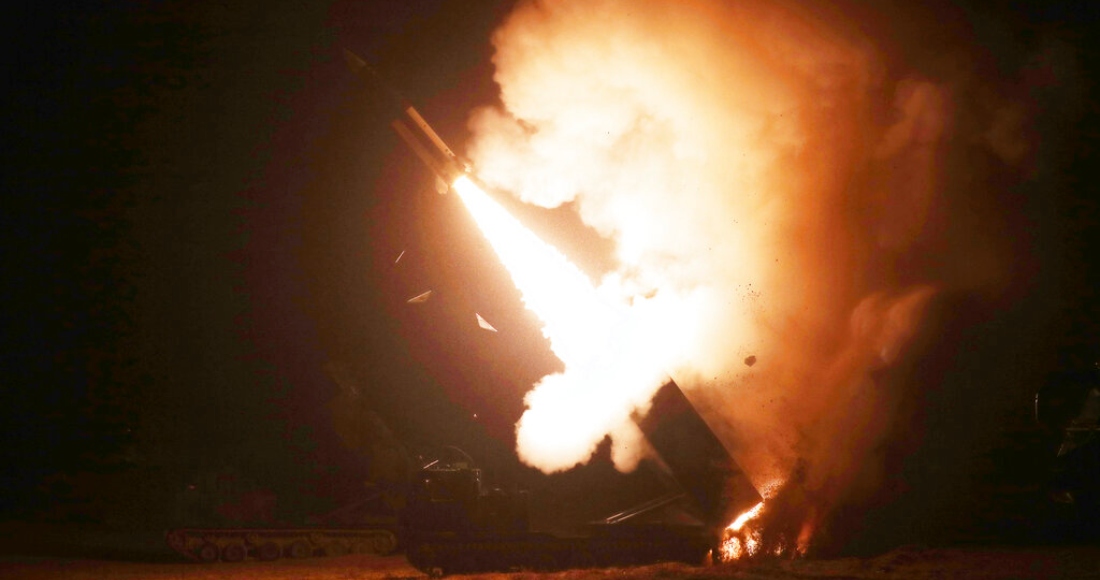 En esta fotografía proporcionada por el Ministerio de Defensa de Corea del Sur, se muestra el lanzamiento de un misil balístico del Sistema de Misiles Tácticos del Ejército durante un ejercicio militar conjunto entre Estados Unidos y Corea del Sur, en un sitio no divulgado en Corea del Sur, el miércoles 5 de octubre de 2022.
