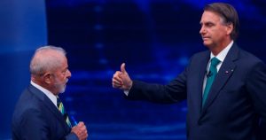 El expresidente brasileño Luiz Inácio Lula da Silva, quien busca ocupar nuevamente el cargo, a la izquierda, se enfrenta al mandatario Jair Bolsonaro en un debate en la cadena Bandeirantes Television, el domingo 16 de octubre de 2022, en Sao Paulo.