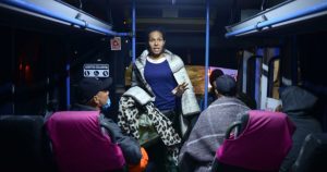 El primer día de las nuevas disposiciones se recibieron por esta comunidad fronteriza 130 personas procedentes de Venezuela, el segundo 280 y desde el tercer día son 200 diarios, de acuerdo con con autoridades locales y del Instituto Nacional de Migración (INM). Foto: Rey R. Jauregui, La Verdad de Juárez