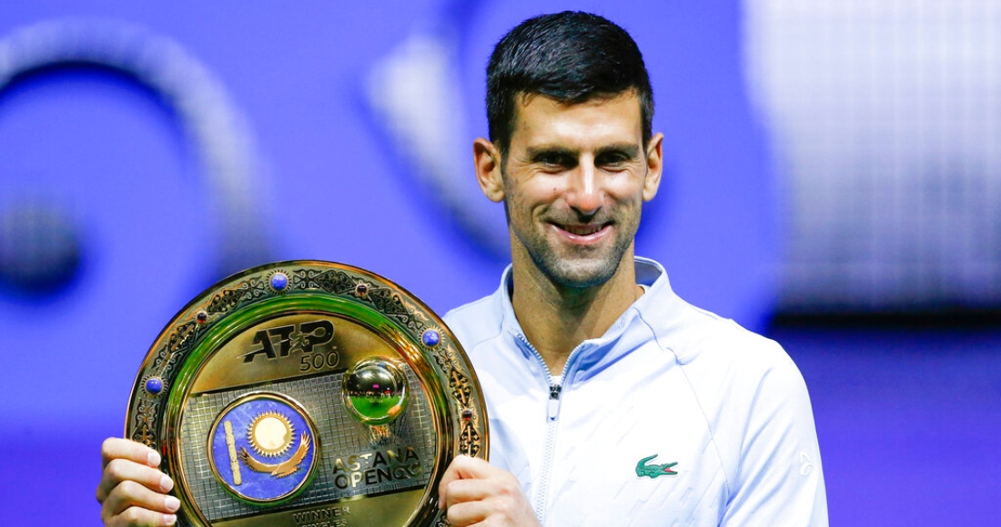 Novak Djokovic posa con el trofeo de campeón del Abierto de Astaná tras vencer a Stefanos Tsitsipas en la final, el 9 de octubre de 2022.
