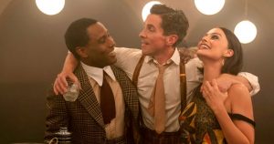 Esta imagen publicada por 20th Century Studios, muestra a John David Washington, Christian Bale y Margot Robbie en una escena de la cinta "Amsterdam". Foto: AP. 