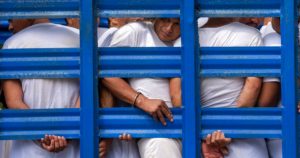 El Gobierno de Nayib Bukele suspendió los derechos constitucionales y les declaró la guerra a las pandillas tras la muerte de 62 personas a manos de pandilleros el 26 de marzo. Foto: Moisés Castillo, AP.