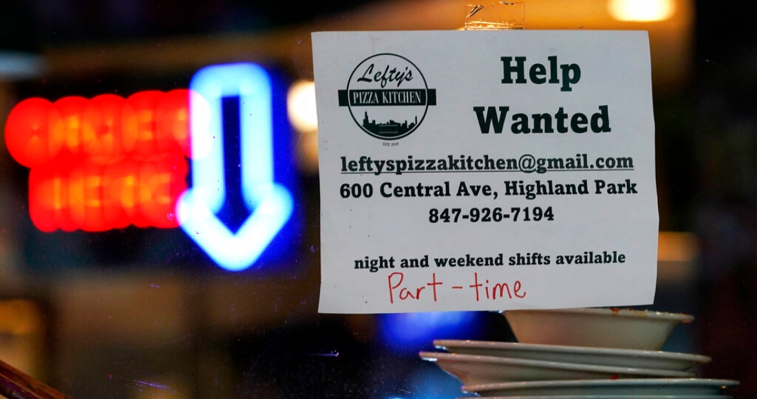 Un letrero de puestos vacantes en una pizzería en Highland Park, Illinois, el jueves 14 de julio de 2022.