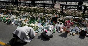 Un monje budista rinde tributo a las víctimas de una mortal estampida registrada durante las festividades de Halloween el sábado por la noche en la calle en Seúl, Corea del Sur, el lunes 31 de octubre de 2022.