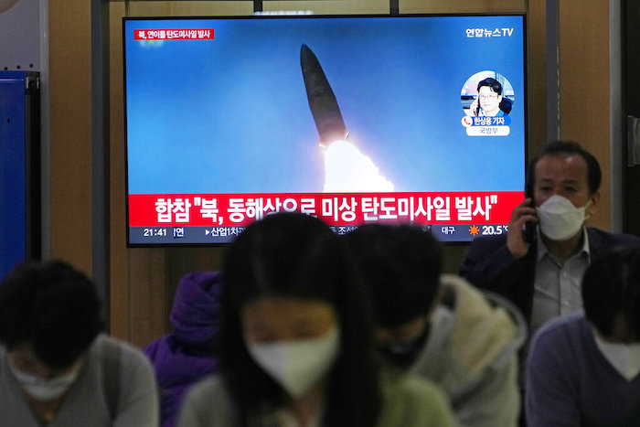 Un televisor muestra una imagen de archivo del lanzamiento de un misil de Corea del Norte durante un noticiario en la estación de trenes de Seúl, Corea del Sur, el jueves 29 de septiembre de 2022.