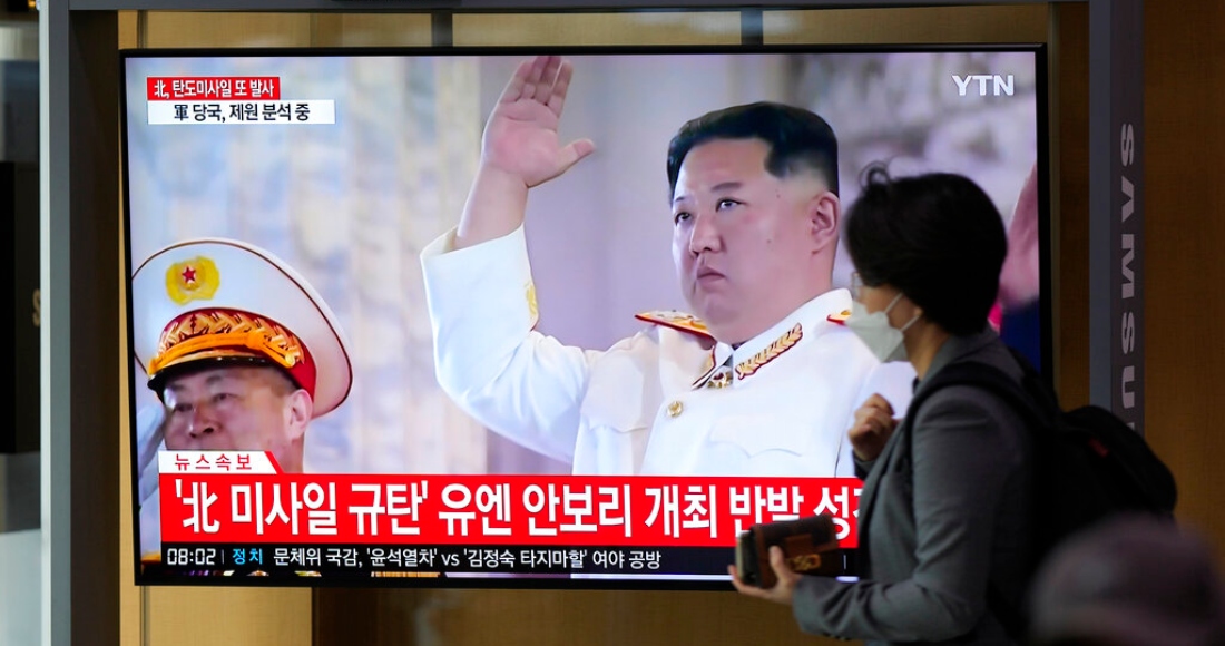 Una pantalla muestra un programa de noticias sobre un lanzamiento norcoreano de misiles con imágenes de archivo del líder norcoreano, Kim Jong Un, en la estación de tren de Seúl, Corea del Sur, el jueves 6 de octubre de 2022.