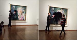 Activistas climáticos en Austria atacaron el martes una famosa pintura del artista Gustav Klimt con un líquido negro y oleoso, y después uno de ellos se pegó al marco del cuadro. Foto: Especial.