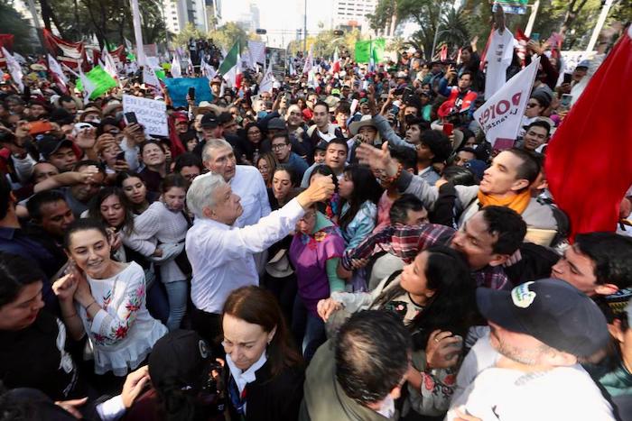 El Presidente Andrés Manuel López Obrador pudo estrechar la mano de las personas que se le acercaron mientras avanzaba hacia el Zócalo de la Ciudad de México.
