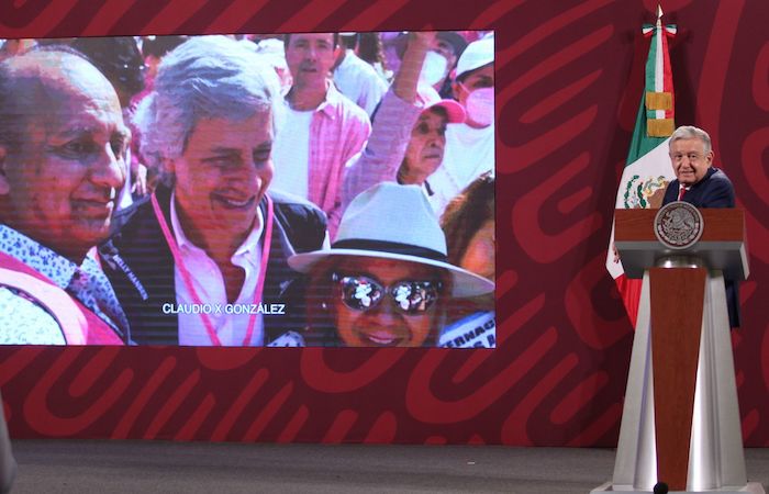 El Presidente Andrés Manuel López Obrador proyectó fotografías de los personajes de la oposición que participaron ayer en la marcha contra su Reforma Electoral. Entre las imágenes que mostró, se encuentra una del empresario Claudio X. González.