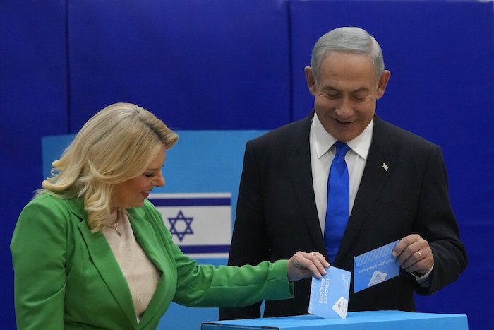 El presidente del partido Likud, el exprimer Ministro Benjamin Netanyahu, y su esposa Sara, votan durante las elecciones generales de Israel, en Jerusalén, el 1 de noviembre de 2022.