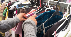 Las motivaciones de los consumidores de segunda mano no son solo económicas o de sostenibilidad. Foto: Cuartoscuro.