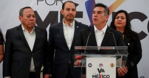 Jesús Zambrano, Marko Cortés y Alejandro Moreno Cárdenas durante una conferencia de la coalición Va por México en el hotel Marquis. Foto: Galo Cañas Rodríguez, Cuartoscuro.