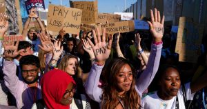 Mitzi Jonelle Tan, en el centro, participa en una manifestación en la cumbre COP27 de Naciones Unidas el 18 de noviembre de 2022 en Sharm el Sheij, Egipto. Foto: Peter Dejong, Archivo, AP