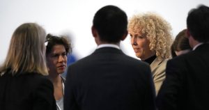 Maisa Rojas, Ministra del Medio Ambiente de Chile (de frente y a la izquierda) y la enviada de Alemania a la cumbre climática Jennifer Morgan (derecha) conversan con otros asistentes antes de una sesión plenaria en la reunión COP27 Egipto. Foto: Peter Dejong, AP.