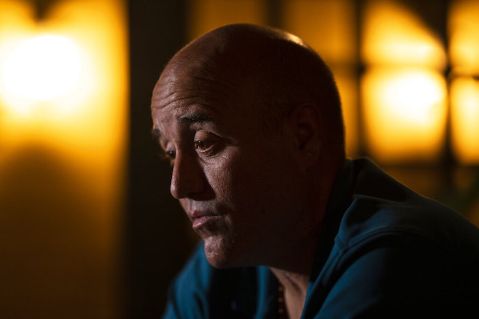 José Irizarry, en algún momento un destacado agente de la DEA y quien fue sentenciado a más de 12 años en una prisión federal por conspirar para lavar dinero con un cártel colombiano de las drogas, habla durante una entrevista la noche antes de ser enviado a un centro federal de detención en San Juan, Puerto Rico, el miércoles 5 de enero de 2022. 