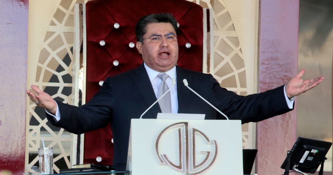 Naasón Joaquín García dirige un servicio en su iglesia La Luz del Mundo en Guadalajara, México, el 9 de agosto de 2018. García está encarcelado en California después de declararse culpable de abusar sexualmente de menores. Foto: Archivo, AP. 