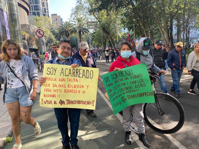 "Viva la Cuarta Transformación" fue una de las frases recurrentes que se pudieron ver en los carteles de la gente que marchó por las calles del Centro Histórico de la Ciudad de México.