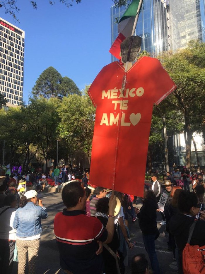 Las y los ciudadanos usaron su creatividad para hacer figuras, pancartas y carteles con frases de apoyo al Gobierno del Presidente Andrés Manuel López Obrador.