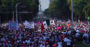 Organizaciones ciudadanas marchan en apoyo al Instituto Nacional Electoral luego que el Presidente de México Andrés Manuel López Obrador impulsó una iniciativa para reformar al organismo, el domingo 13 de noviembre de 2022, en la Ciudad de México.