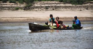 Las familias van a campar al río con gallinas y algunos víveres que producen en su chaco en Eyiyoquibo. Foto: Luis Salazar, Open Democracy