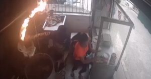 El hecho ocurrido el 10 de noviembre se dio a conocer mediante un video que dura 52 segundos y que pertenece a una cámara de seguridad del establecimiento. Foto: Captura de pantalla vía El Sur