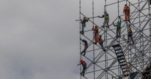 Trabajadores colocan los andamios para la segunda fase de restauración de la Catedral Metropolitana. Foto: Moisés Pablo, Cuartoscuro