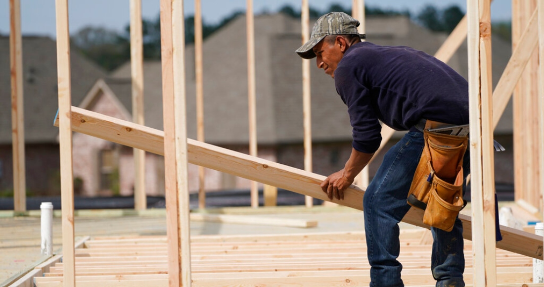 Un carpintero alinea una viga para una nueva casa en el condado de Madison, Mississippi, el martes 16 de marzo de 2021.