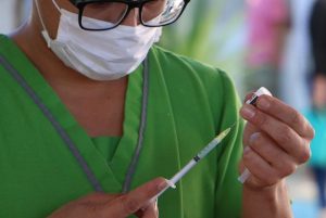 Ciudadanos cancunenses hicieron largas filas afuera del DIF municipal para la aplicación de vacunas de influenza, VPH, sarampión, tétanos y neumococo. Foto: Ciudadanos cancunenses hicieron largas filas afuera del DIF municipal para la aplicación de vacunas de influenza, VPH, sarampión, tétanos y neumococo.