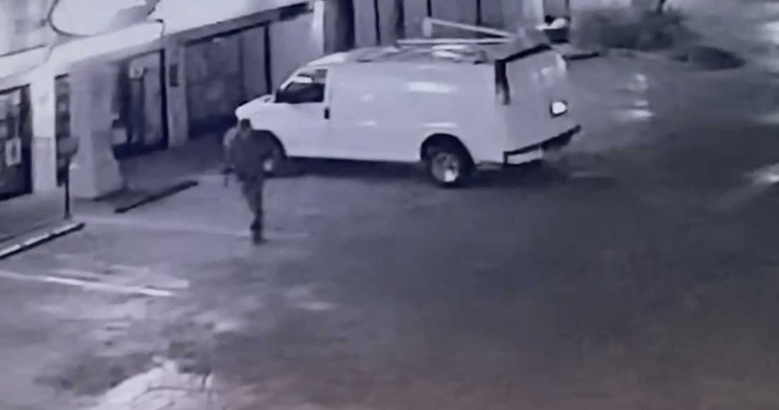 En el video captado por una de las dos cámaras de videovigilancia del Centro de Comando, Control, Comunicación y Cómputo (C4) de Baja California ubicadas sobre el bulevar Agua Caliente, se puede observar a un hombre vestido con ropa oscura y una gorra tapando el rostro, ingresando al estacionamiento del centro comercial.