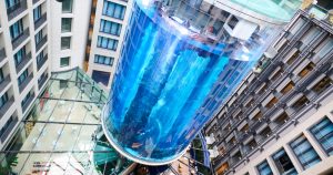 Foto del acuario AquaDom en la atracción turística Sea Life en Berlín, 1 de junio de 2022. El acuario reventó el viernes 16 de diciembre de 2022, lanzando a la calle 1 millón de litros de agua y 1.500 peces tropicales. Foto: Annette Riedl/dpa via AP. 


