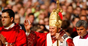 El Papa Benedicto XVI oficia una misa en D.C. en 2008. Foto: Gerald Herbert, AP