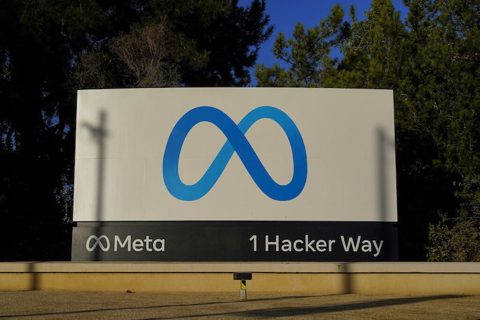 El logo de Meta es visto en el exterior de la sede de la compañía en Menlo Park, California, el 9 de noviembre de 2022.