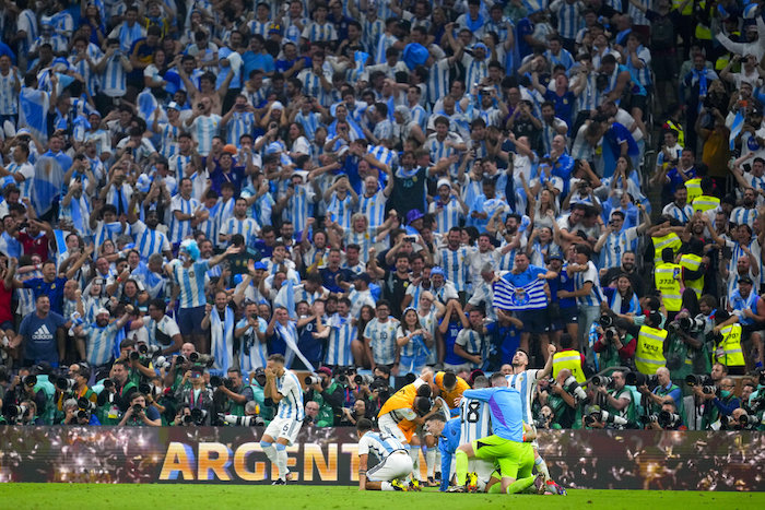 Los jugadores de Argentina celebran tras derrotar 4-2 a Francia por penales en la final del Mundial, el domingo 18 de diciembre de 2022, en Lusail, Qatar.