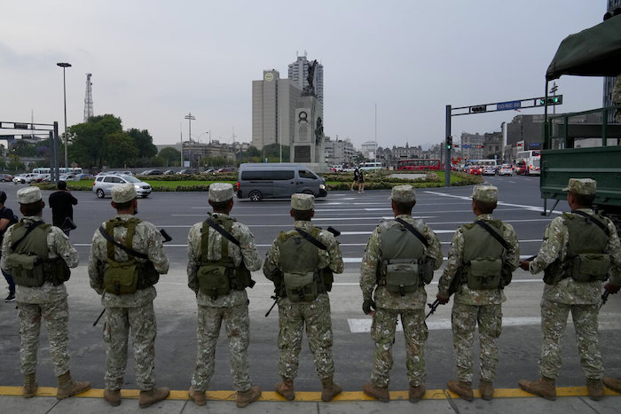 Militares vigilan una avenida de Lima, Perú, el jueves 15 de diciembre de 2022.