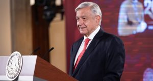 El Prresidente Andrés Manuel López Obrador durante la mañanera en la que se tocó el tema de las notas periodísticas de la marcha del domingo pasado. Foto: Presidencia vía Cuartoscuro.