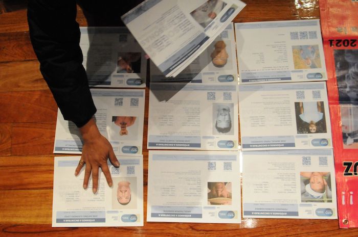 Una madre coloca las fichas de búsqueda sobre el escenario.