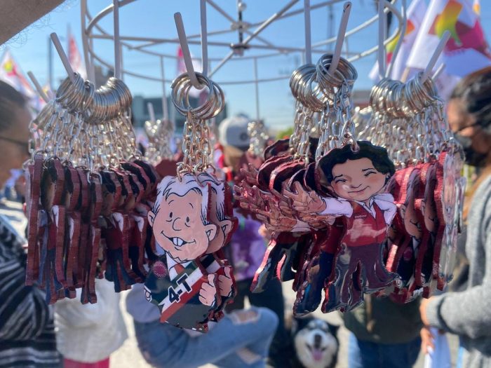 En el sitio, se vendían diversos productos con la imagen del Presidente Andrés Manuel López Obrador y de Delfina Gómez Álvarez, aspirante de Morena a la gubernatura del Estado de México.