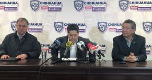 Luis Alfonso Harris Arrondo (centro) en conferencia de prensa sobre los hechos violentos registrados en el Cereso de Ciudad Juárez. Foto: Blanca Carmona, La Verdad Juárez