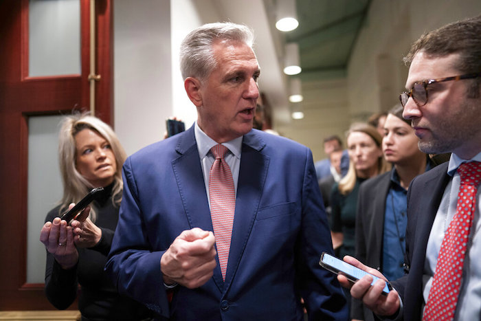 El líder de los republicanos en la Cámara de Representantes, Kevin McCarthy, llega a una reunión a puertas cerradas con otros líderes de su partido a medida que él intenta convertirse en el presidente de la cámara baja, el martes 3 de enero de 2023 en el Capitolio, en Washington, D.C.
