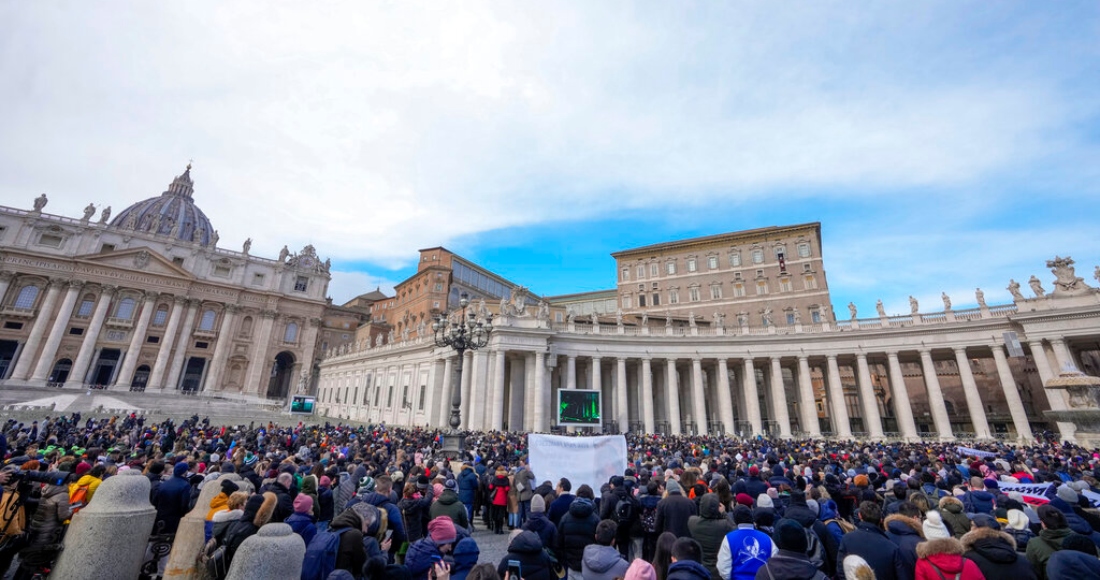 El Papa Francisco da la bendición durante el Ángelus desde la ventana de su estudio con vista a la Plaza de San Pedro, en el Vaticano, el domingo 22 de enero de 2023.