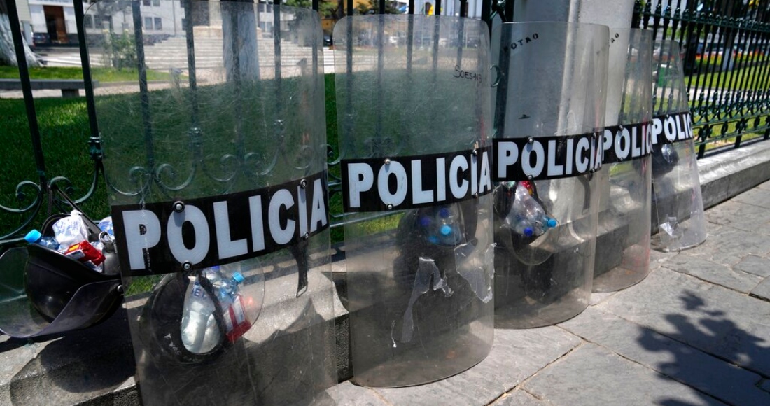 Escudos de la policía son alineados frente al Congreso en Lima, Perú, el lunes 30 de enero de 2023.