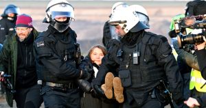 La policía se lleva por la fuerza a la activista climática sueca Greta Thunberg de la entrada a la mina abierta de lignito Garzweiler II después de expulsar a manifestantes de Luetzerath, Alemania, martes 17 de enero de 2023. Foto: Federico Gambarini/dpa vía AP