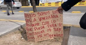 La pareja lleva más de dos semanas en Ciudad Juárez y se han hospedado en un hotel que les cobra 350 pesos la noche. Pedir dinero en los cruceros les ha permitido pagar esta cuota y para algunos alimentos. Foto: Verónica Martínez, La Verdad Juárez. 