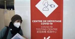 Un pasajero procedente de China sale de un área de prueba de COVID-19 establecida en el aeropuerto Roissy Charles de Gaulle, al norte de París, el domingo 1 de enero de 2023. Foto: Aurelien Morissard, AP.