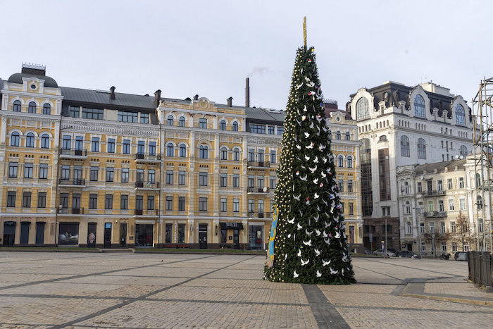 Un árbol de Navidad se yergue solitario en la plaza Santa Sofía, usualmente llena de gente en tiempos de paz, en la víspera de Año Nuevo el sábado 31 de diciembre de 2022, en Kiev, Ucrania.