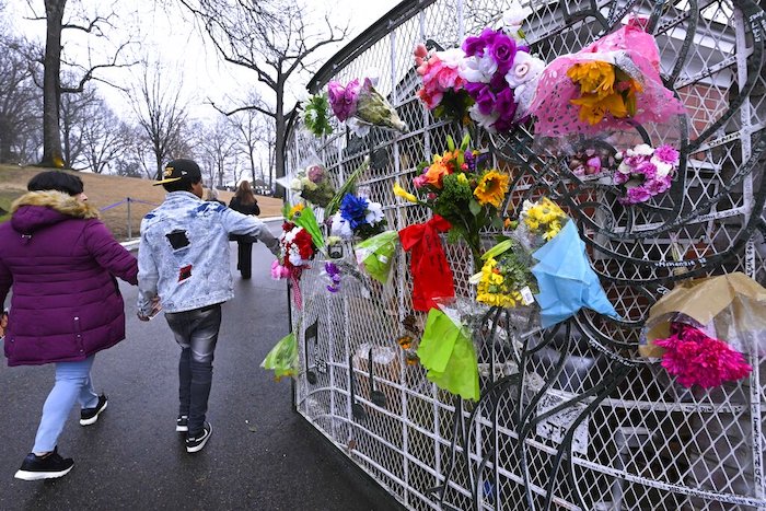 Varias personas ingresan a Graceland para el funeral de Lisa Marie Presley, el domingo 22 de enero de 2023, en Memphis, Tennessee.