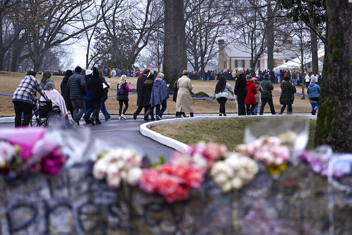 Varias personas llegan a Graceland para el funeral de Lisa Marie Presley el domingo 22 de enero de 2023, en Memphis, Tennessee.