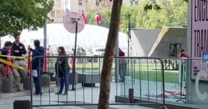 A un costado de Zeus, de 14 años, se desplegó un letrero en el que se leía: "El Gobierno mata animales. No más pitutos (trabajos ocasionales) en el SAG” en referencia al Servicio Agrícola y Ganadero que es el responsable del desarrollo de la agricultura y la ganadería en el país. Foto: Captura de video. 